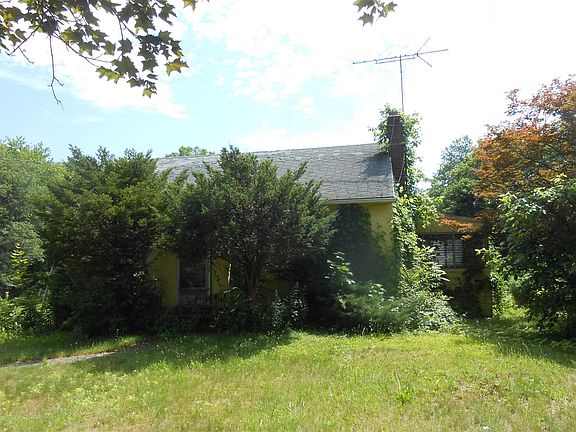 2nd image of 132 Old Quaker Ln