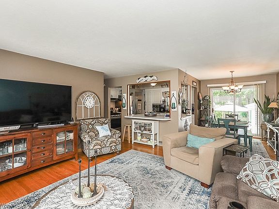 3rd image of 27616 Hollywood Dr