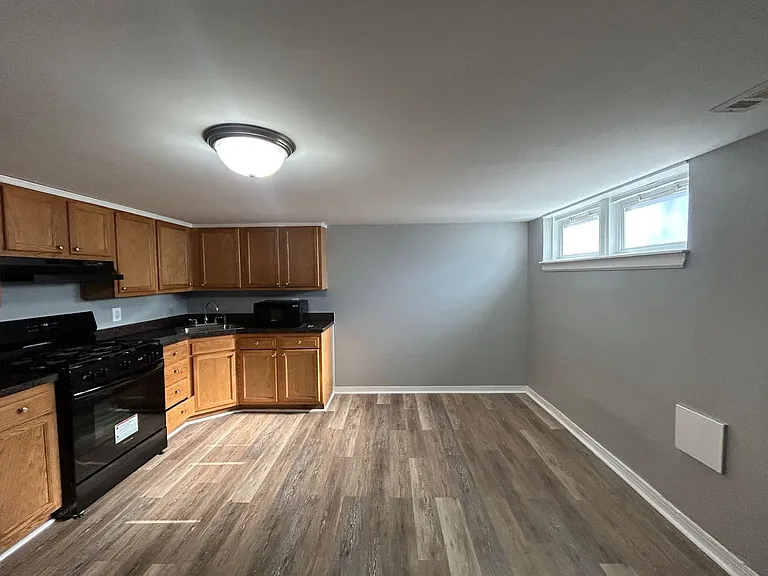 2912 E Federal St — Photo 3