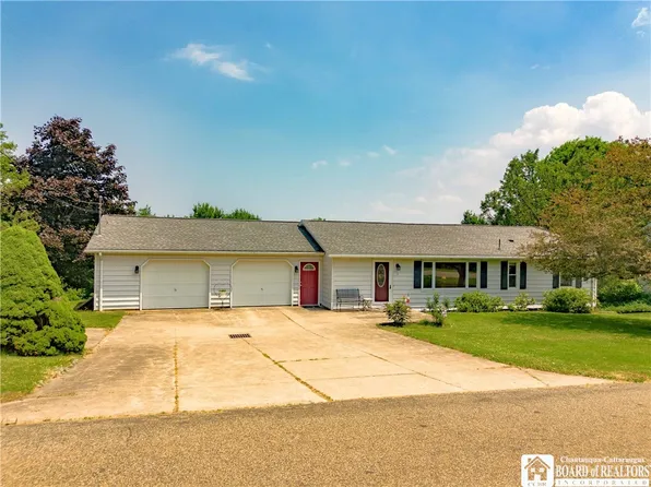 8 Vista Dr, Mayville, NY 14757