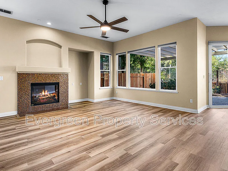 3 bed, 2.0 bath, 1651 sqft, $2,800 — Photo 4