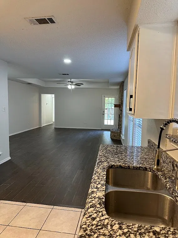 3 bed, 1292 sqft, $1,950 — Photo 2