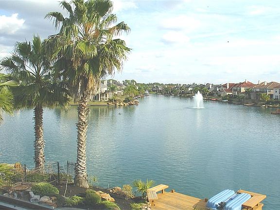 SPECTACULAR LAKE VIEWS AND MULTIPLE LIGHTED FOUNTAINS AT NIGHT... ENJOY!