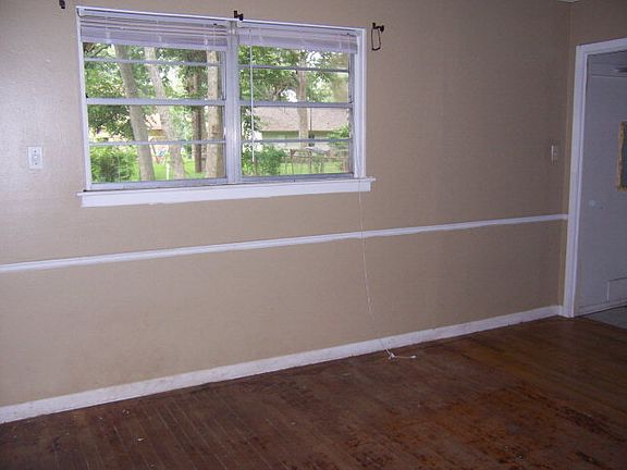 4th image of 212 Carnation St