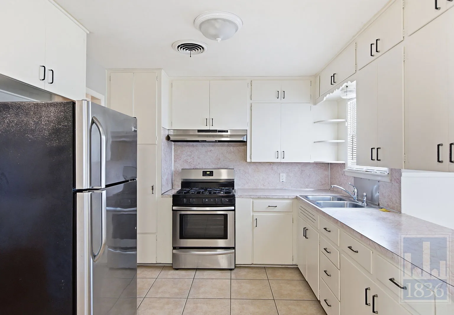 3 bed, 1.0 bath, 1112 sqft, $2,095 — Photo 2