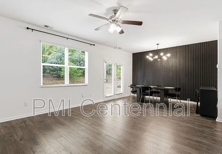 192 Hampton Cir — Photo 12