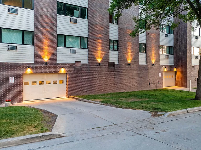 Dolphin Square Apartments — Photo 26