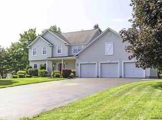 40 Thrush Ter, East Greenbush, NY 12061