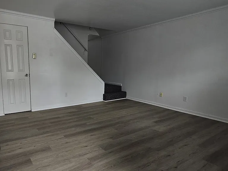 408 1st St #5 — Photo 3