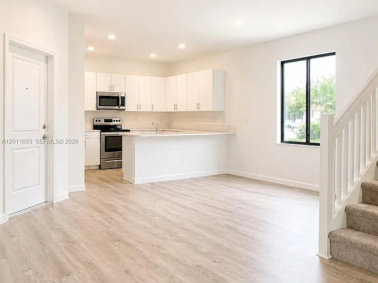 925 NE 211th St #925 — Photo 4