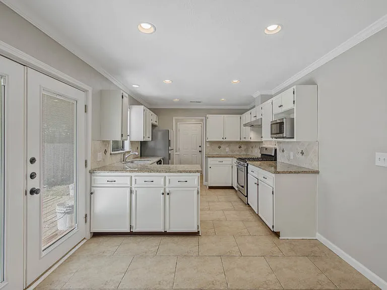 714 Broadmoor Dr — Photo 9