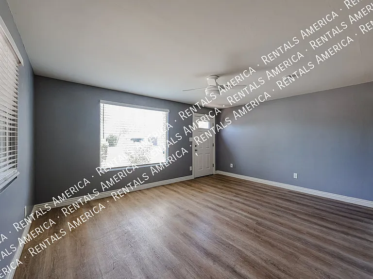 404 W Mission Ln — Photo 2