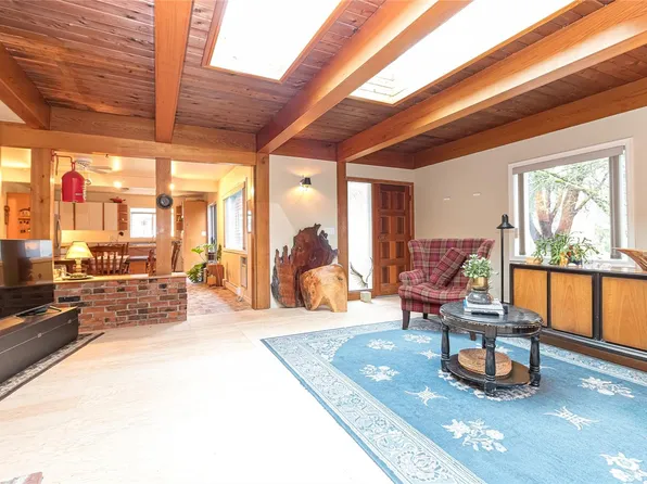 8050 Rae Leigh Pl, Central Saanich, BC V8M 1S2