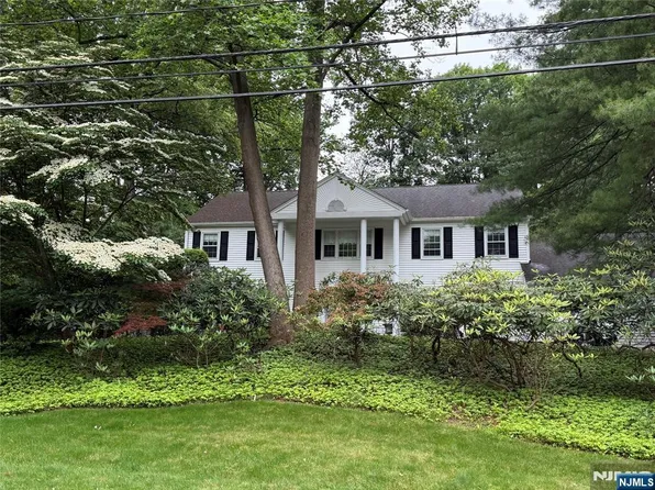 16 Kennedy Dr, Cresskill, NJ 07626
