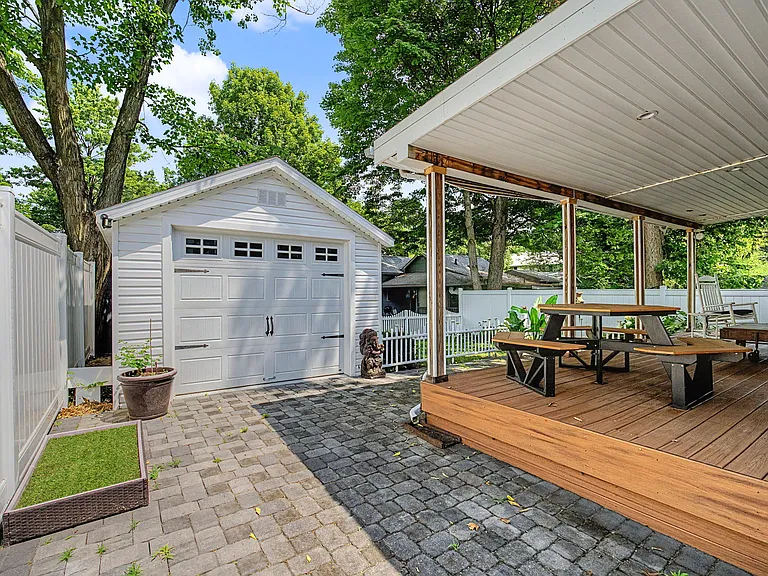 338 Elm St — Photo 13