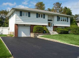 10 Del Ln, Commack, NY 11725