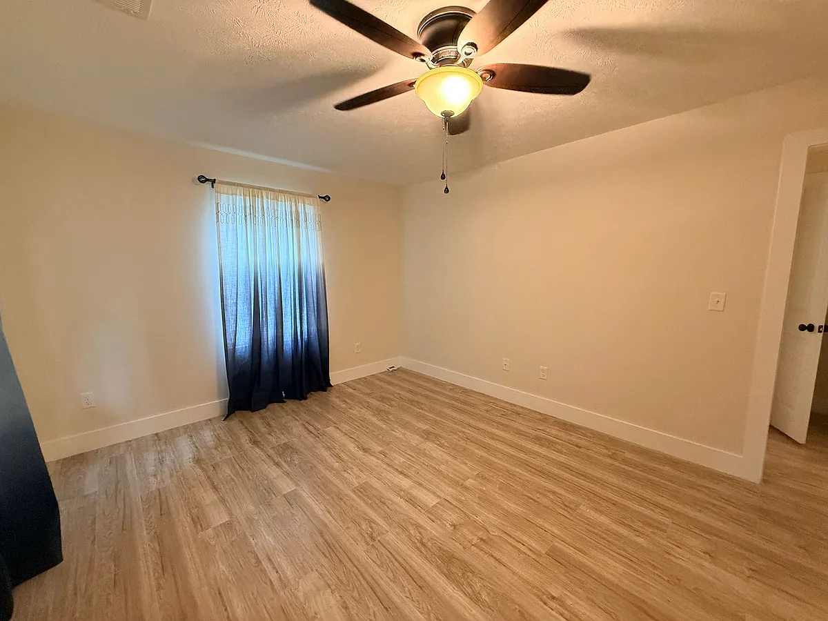 Building Photo - 400 Gayle Way