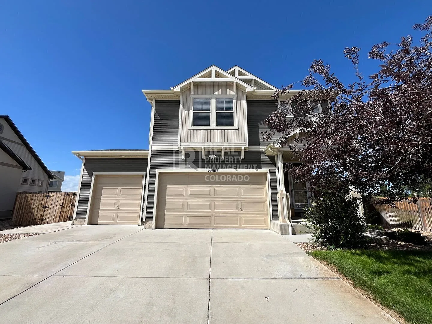Beautiful 4-Bedroom Home with 3-Car Garage — Photo 2
