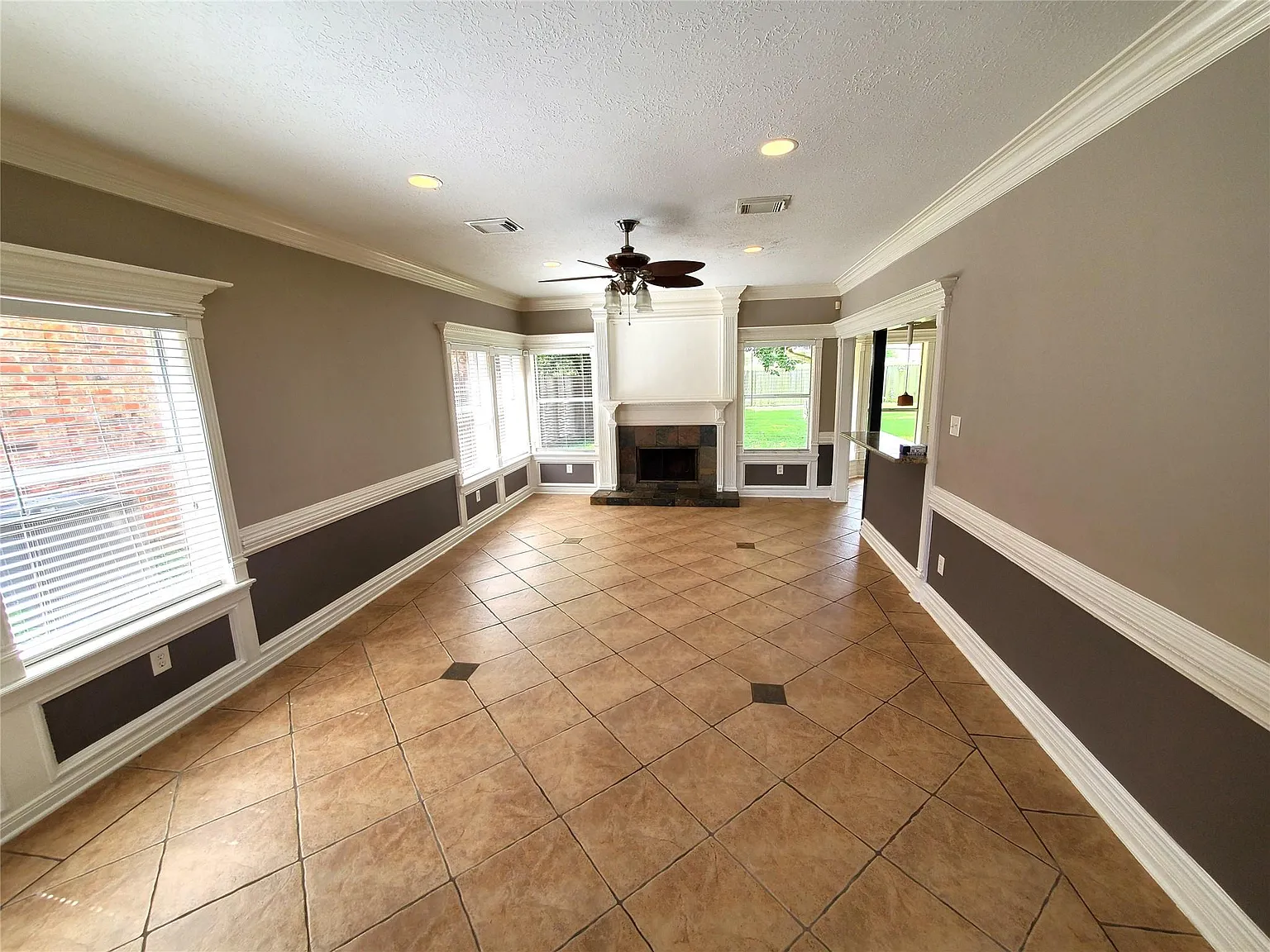 3 bed, 2.5 bath, 2084 sqft, $2,400 — Photo 3