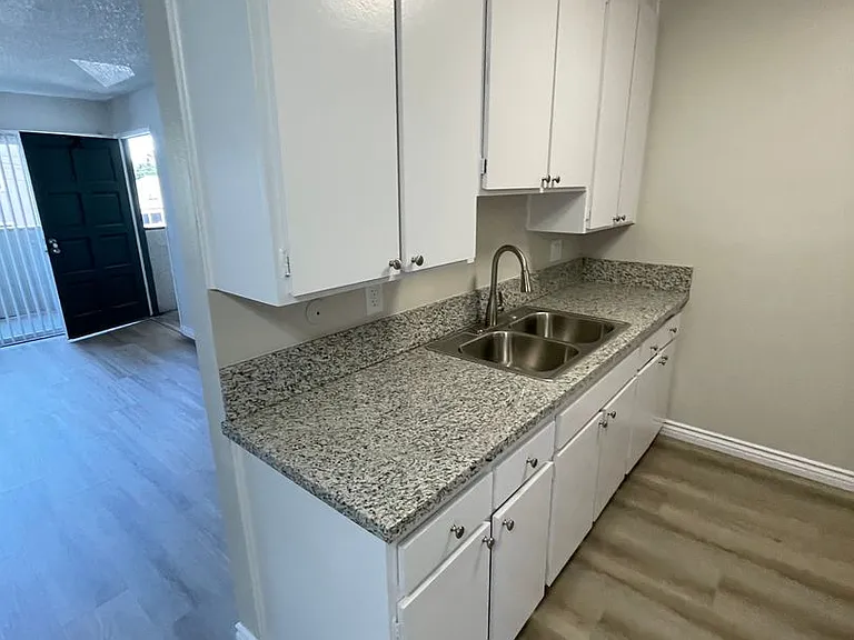 Cordova Apartments — Photo 38