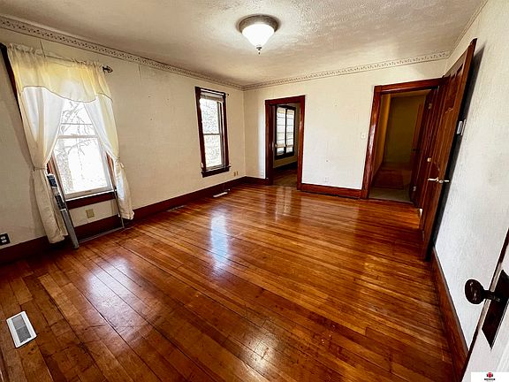 5th image of 113 W Elm St