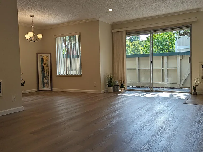 Live Oak Apartments — Photo 10