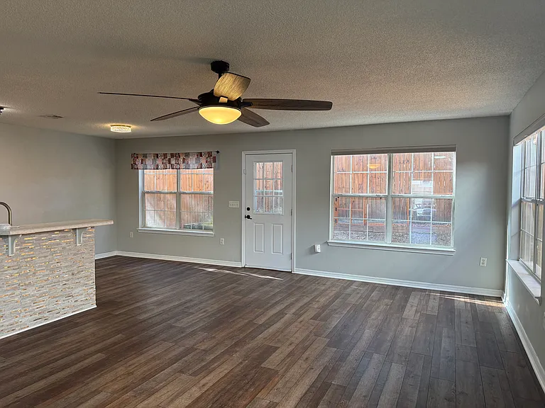 5153 Victoria Dr — Photo 18