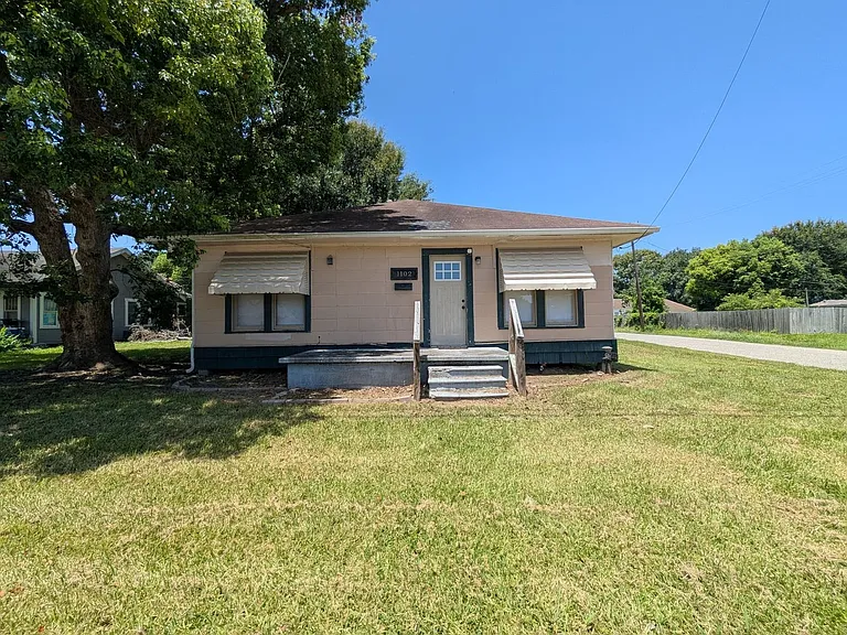 1102 Dallas St — Photo 1