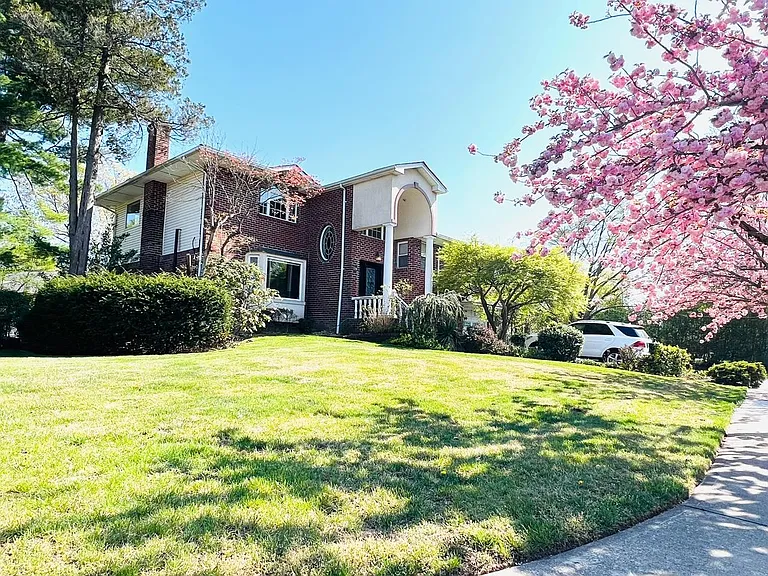 210 Birchwood Park Dr — Photo 1