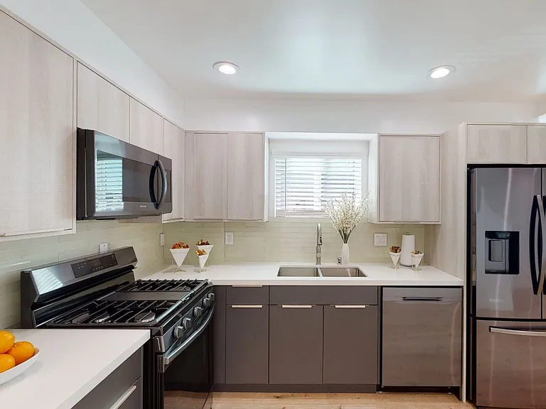 Top-Of-The-Line 4 Bed/4 Bath Townhomes With Parking! — Photo 19