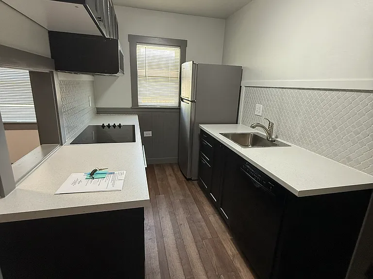 220 E Chelan Ave — Photo 6