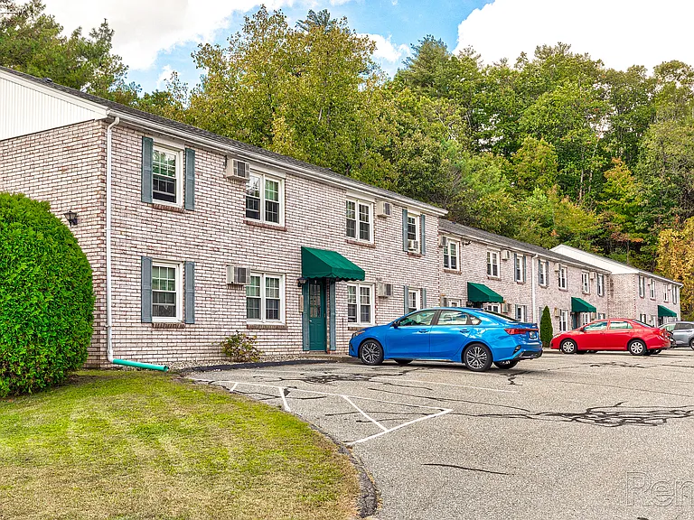Colonial Village Apartments — Photo 9
