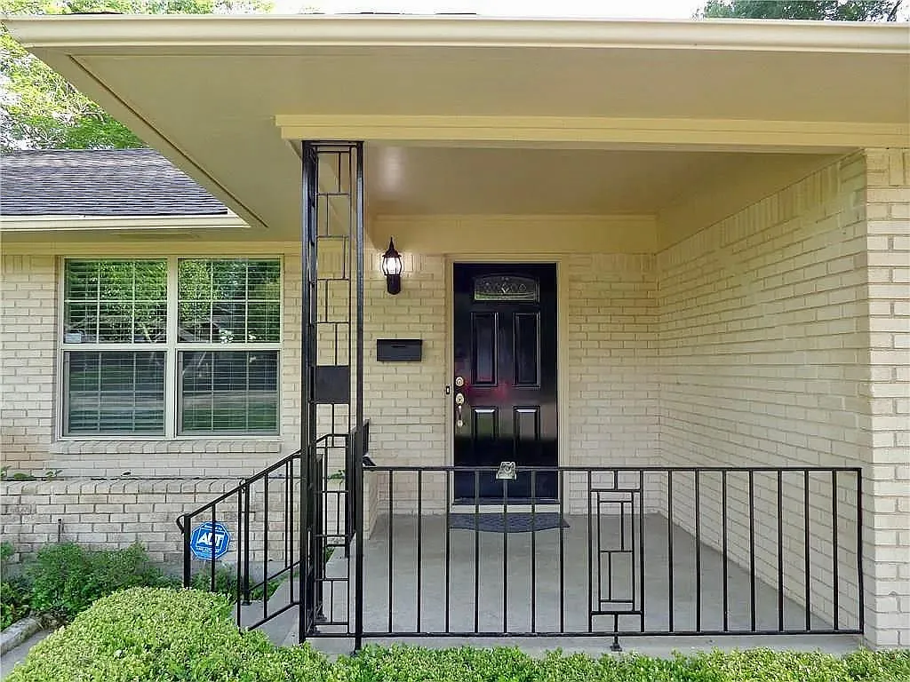 727 Nottingham Dr — Photo 2
