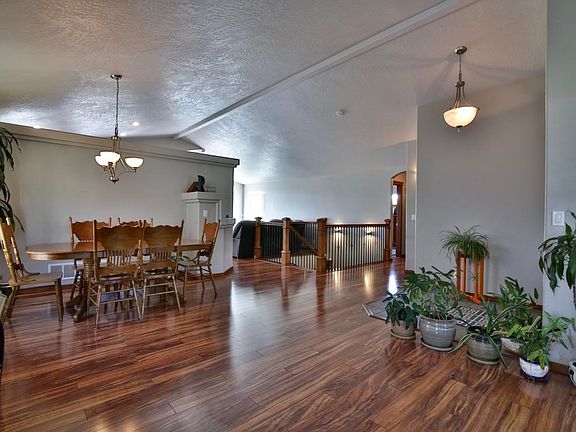 3rd image of 1556 N Willamette Dr