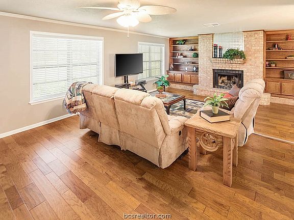 3rd image of 1579 Harris Dr