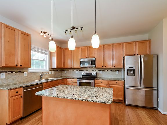 5th image of 216 Stoney Dr