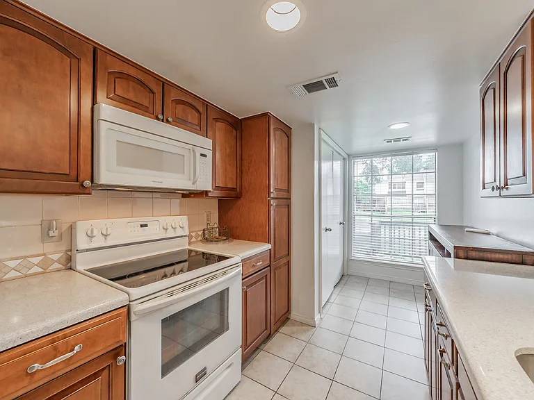 2402 Northlake Ct — Photo 6