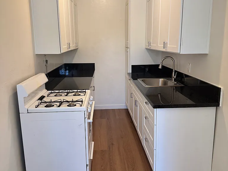 2300 Bellevue Ave #6 — Photo 3