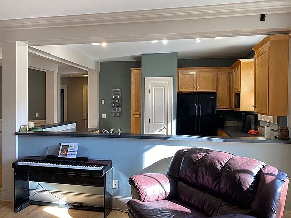 Open concept to kitchen