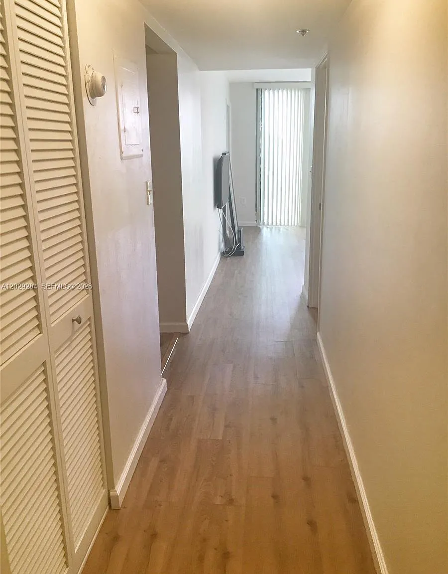 Winston Towers 600 Condo — Photo 2