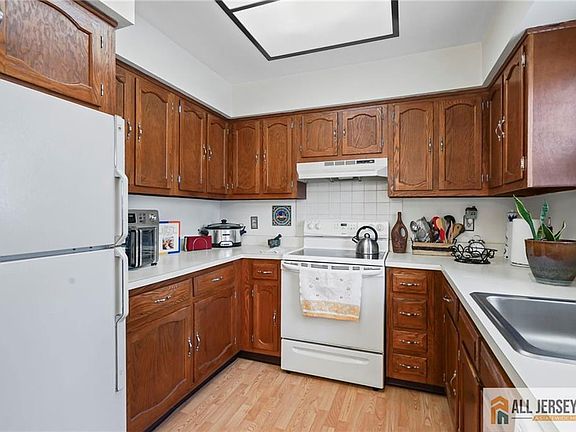 5th image of 0-409 Oxford Ln