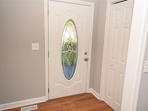 5th image of 628 Surry St