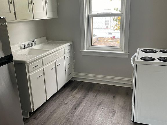 5th image of 574 Roseberry St #2