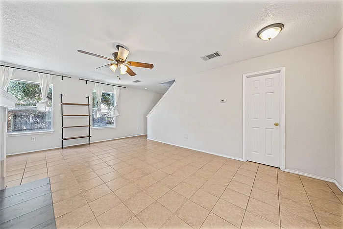 3 bed, 3.0 bath, 1850 sqft, $2,095 — Photo 3