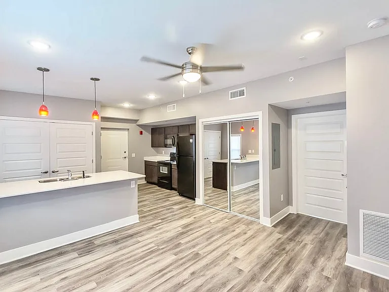 221 E Kirkwood Ave — Photo 8