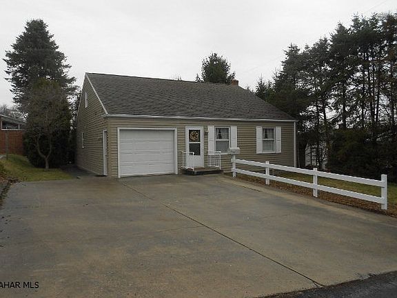 3rd image of 208 King St