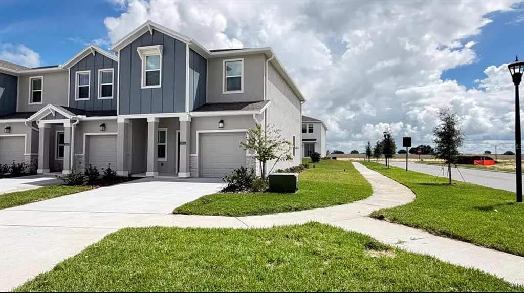 3 bed, 2.5 bath, 1834 sqft, $2,395 — Photo 1