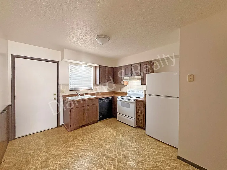 531 W State St — Photo 6