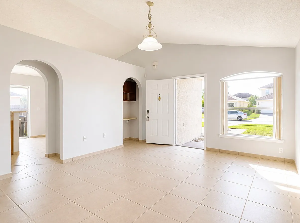 3 bed, 1176 sqft, $2,200 — Photo 3