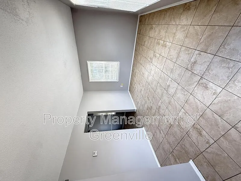 2 bed, 1.5 bath, 1040 sqft, $995 — Photo 2